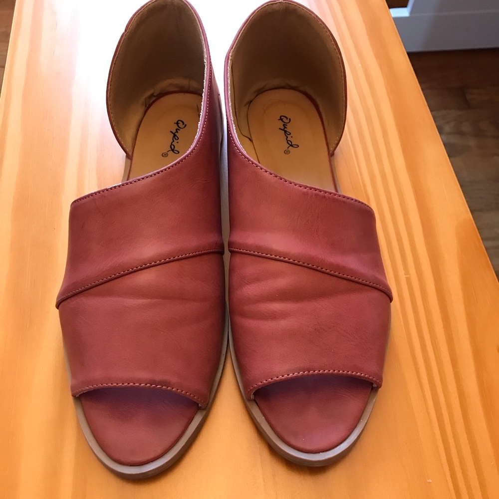 Trendy cut-out flats size 9